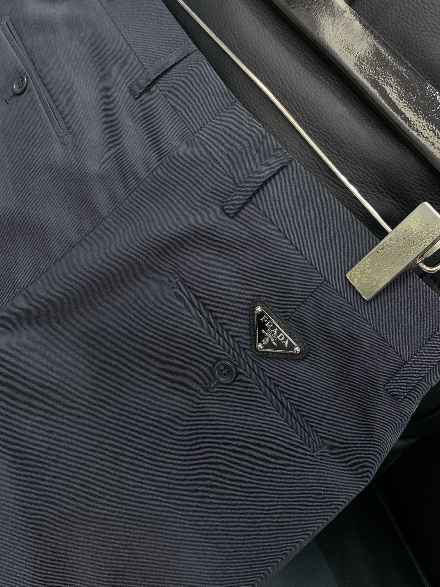 ，PRADA 普拉达，2025秋季最新品，专柜同步有售，时尚休闲西裤，进口原版面料，做工极为复杂，唯一可