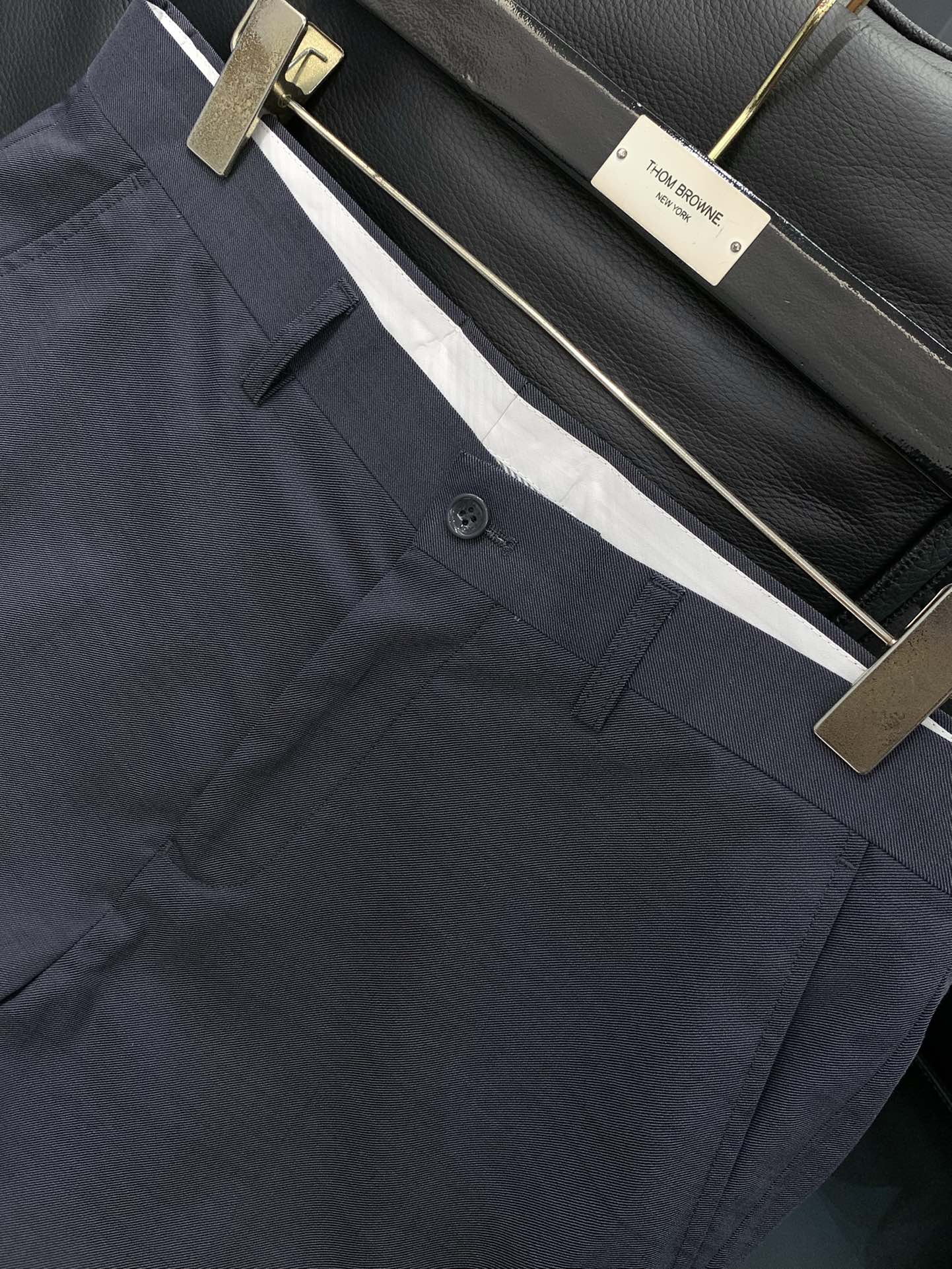 ，PRADA 普拉达，2025秋季最新品，专柜同步有售，时尚休闲西裤，进口原版面料，做工极为复杂，唯一可