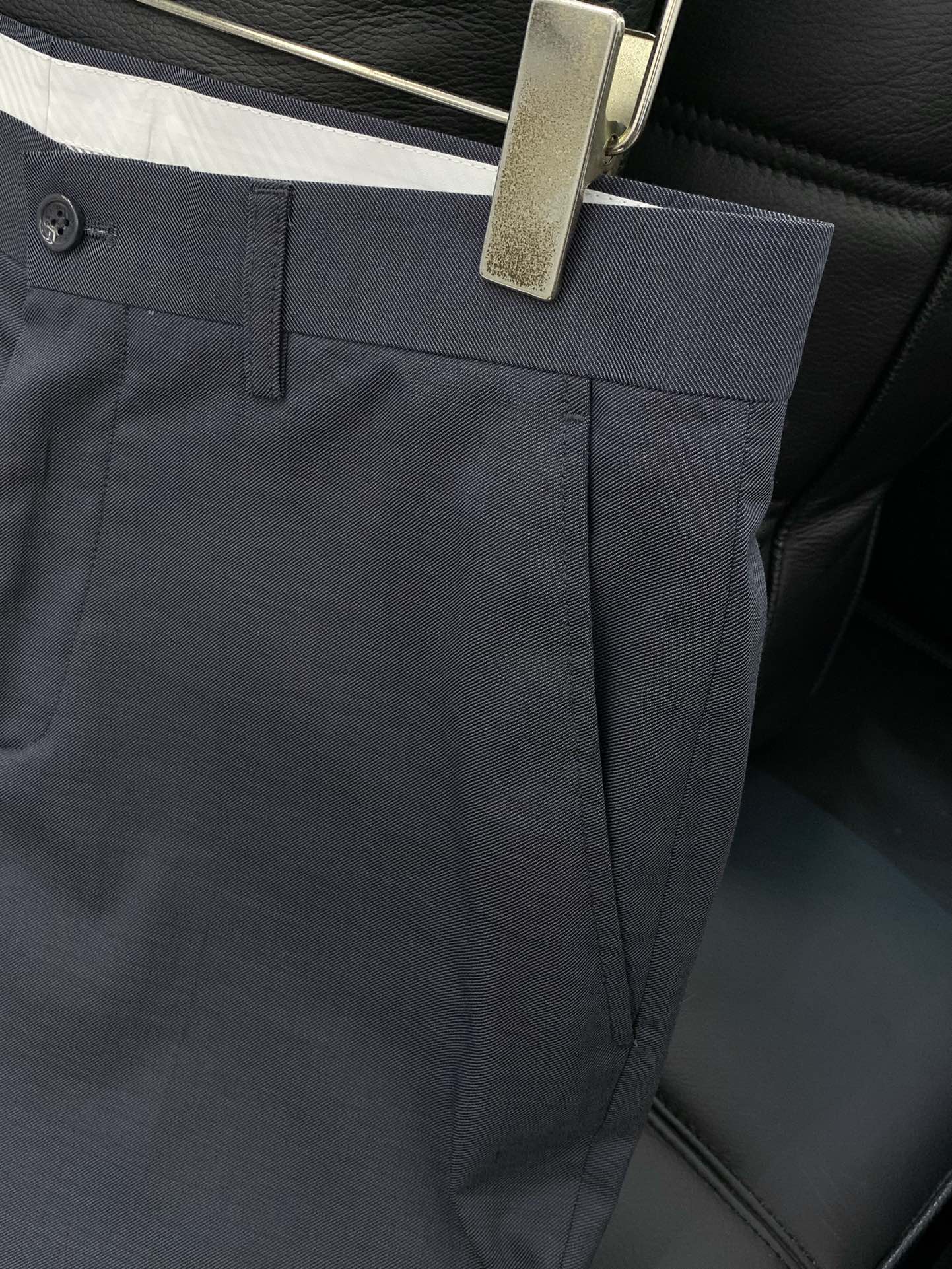 ，PRADA 普拉达，2025秋季最新品，专柜同步有售，时尚休闲西裤，进口原版面料，做工极为复杂，唯一可