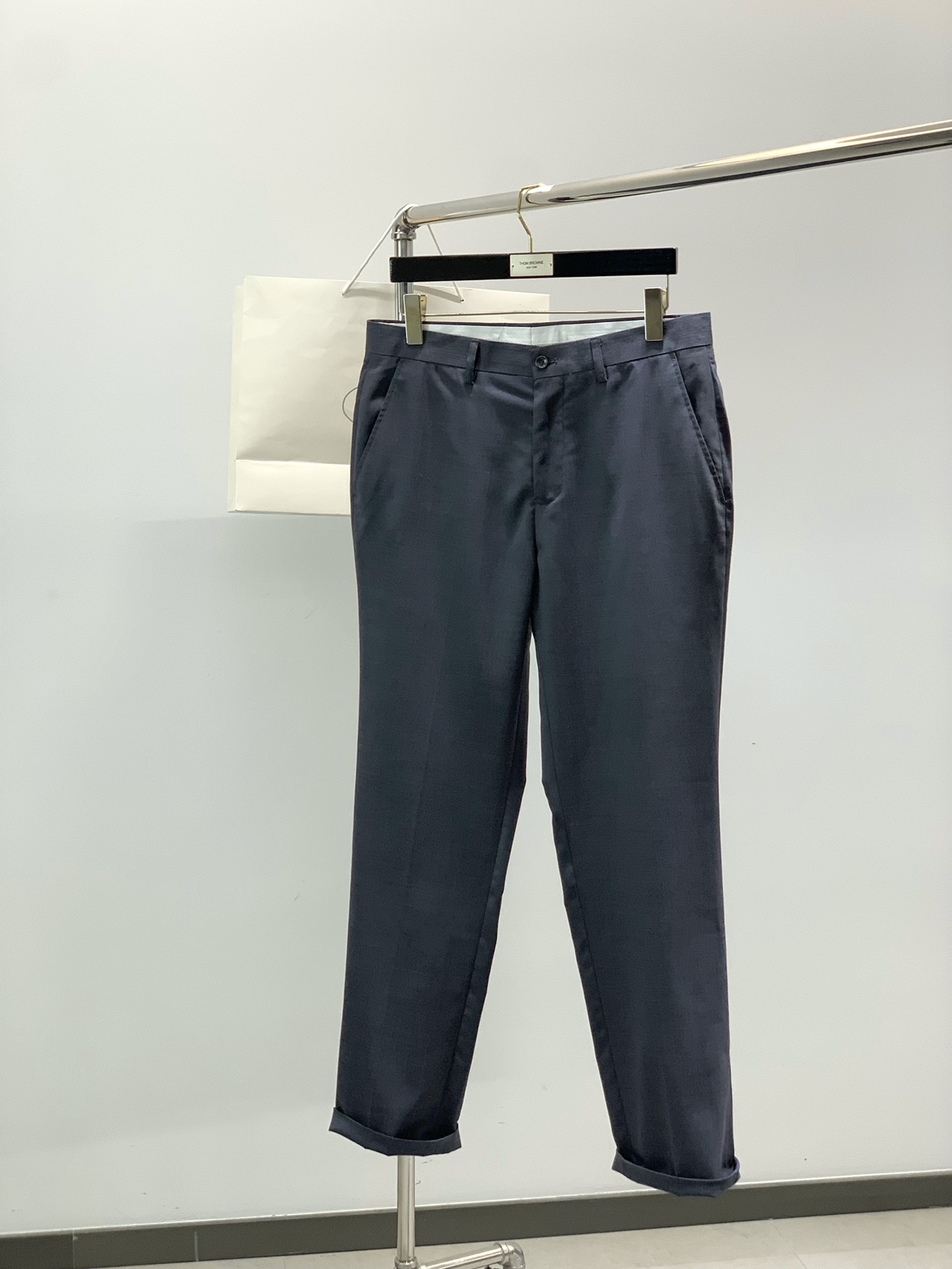 NO:646421,,PRADA Prada, the latest autumn products, available at counters simultaneously, fashionable casual trousers, imported original fabrics, extremely complicated workmanship, the only channel that can be used as a purchasing agent, top-notch printing letter pattern logo, original hardware accessories decoration, extremely high-grade, comfortable and versatile, handsome and stylish upper body, 2 colors recommended, code number 32-38,, prada, prada, alexander wang19860909,PRADA 普拉达,秋季最新品,专柜同步有售,时尚休闲西裤,进口原版面料,做工极为复杂,唯一可以做代购级别的渠道狠货,顶级印胶工艺字母图案logo,原版五金辅料装饰,档次极高,舒适百搭,上身帅气有型,2色推荐,码数32-38,,prada,prada,alexander wang,Men's clothing