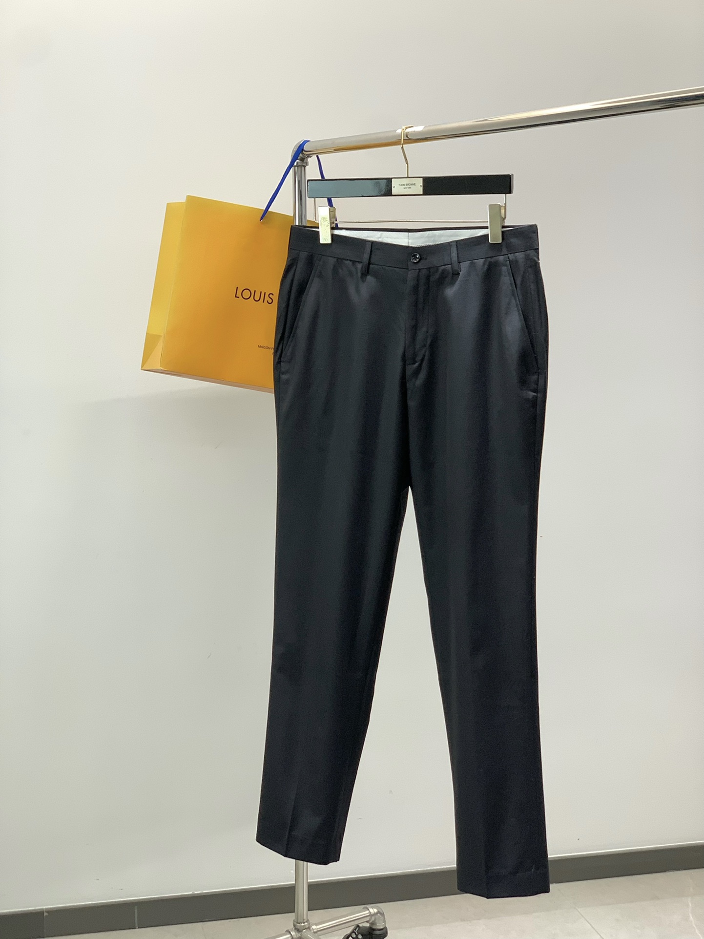 ，LouisVuitton 路易威登，2025秋季最新款，专柜同步有售，原单狠货，时尚休闲西裤，上身很有