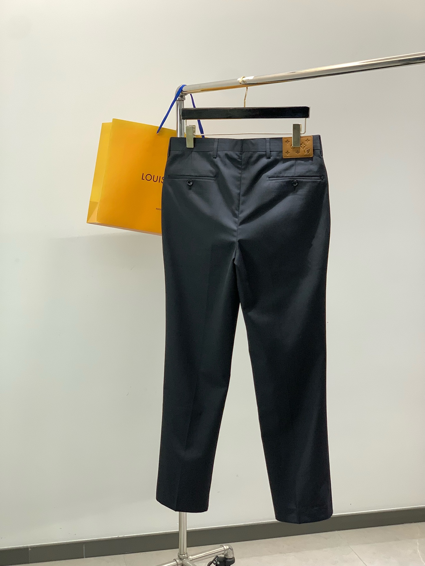 ，LouisVuitton 路易威登，2025秋季最新款，专柜同步有售，原单狠货，时尚休闲西裤，上身很有