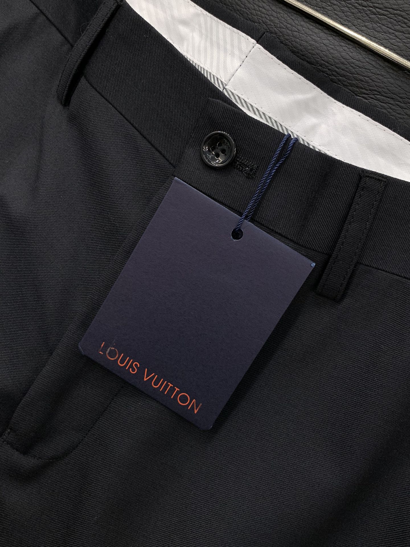 ，LouisVuitton 路易威登，2025秋季最新款，专柜同步有售，原单狠货，时尚休闲西裤，上身很有