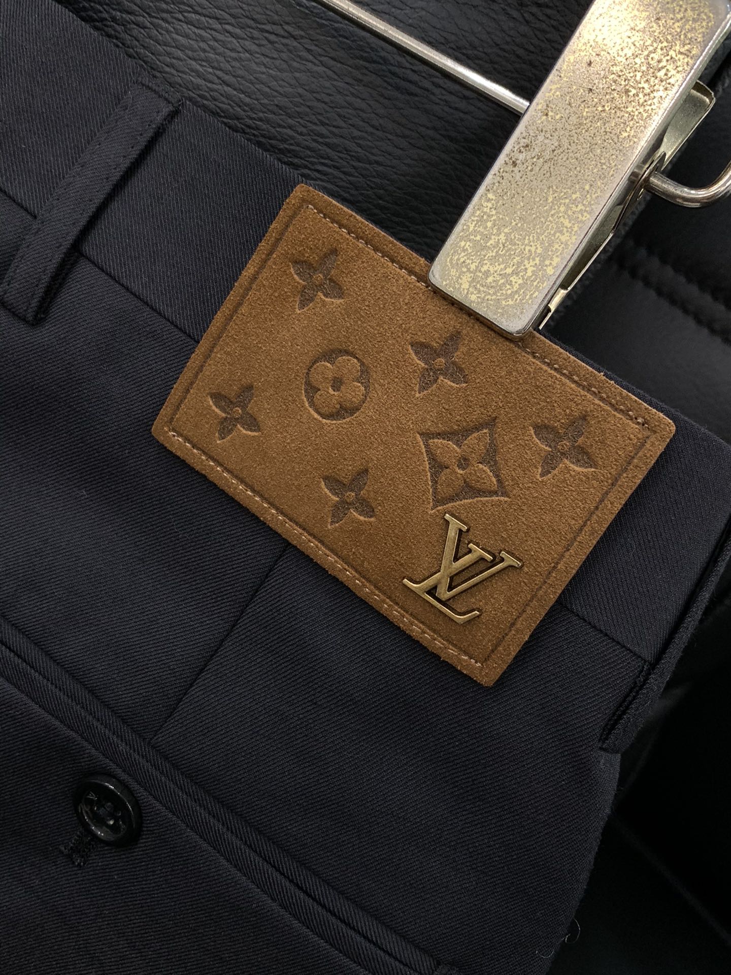 ，LouisVuitton 路易威登，2025秋季最新款，专柜同步有售，原单狠货，时尚休闲西裤，上身很有