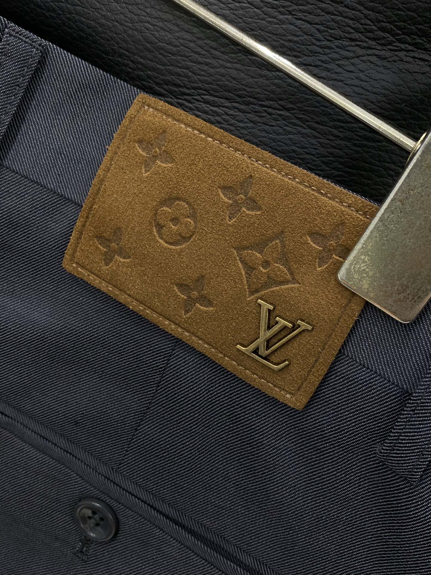 ，LouisVuitton 路易威登，2025秋季最新款，专柜同步有售，原单狠货，时尚休闲西裤，上身很有