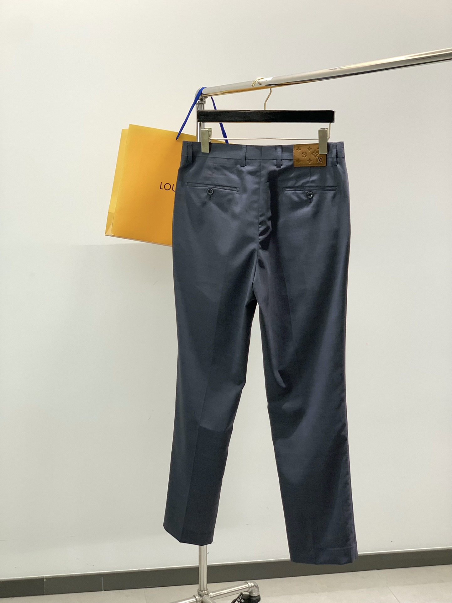 ，LouisVuitton 路易威登，2025秋季最新款，专柜同步有售，原单狠货，时尚休闲西裤，上身很有