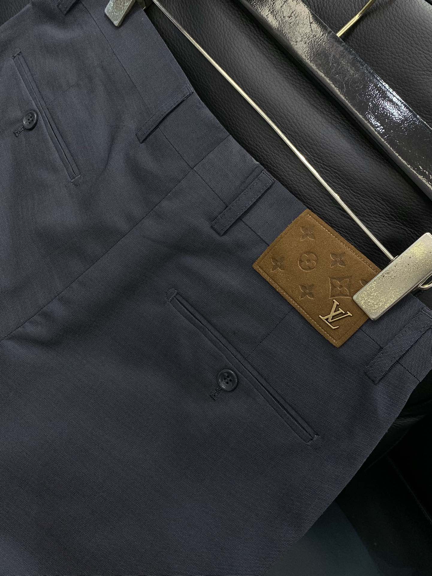 ，LouisVuitton 路易威登，2025秋季最新款，专柜同步有售，原单狠货，时尚休闲西裤，上身很有