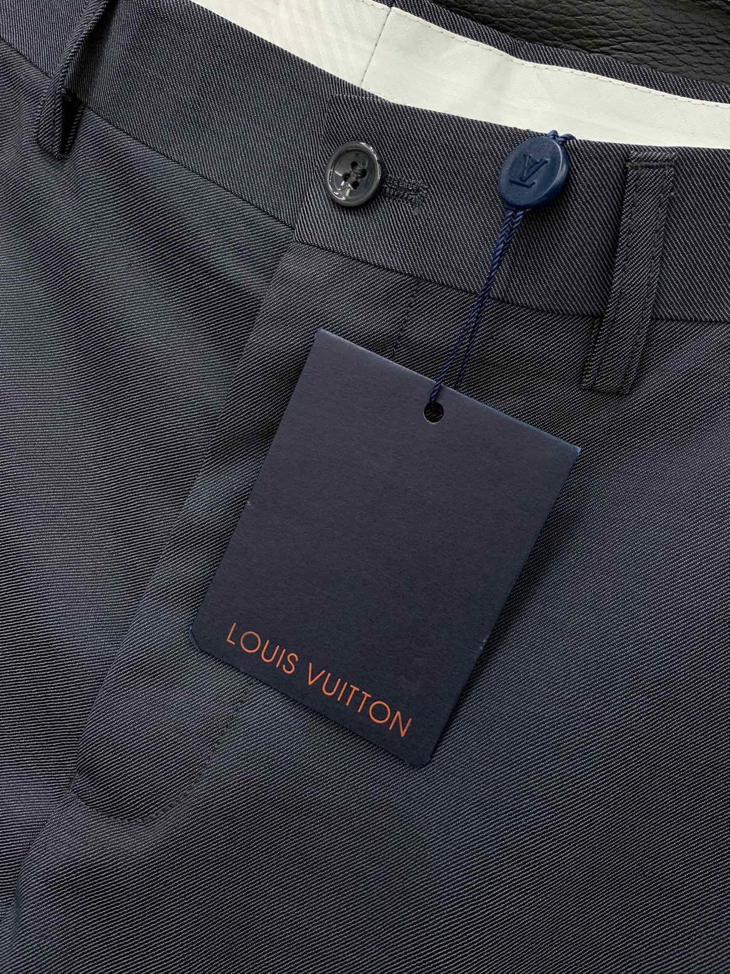 ，LouisVuitton 路易威登，2025秋季最新款，专柜同步有售，原单狠货，时尚休闲西裤，上身很有