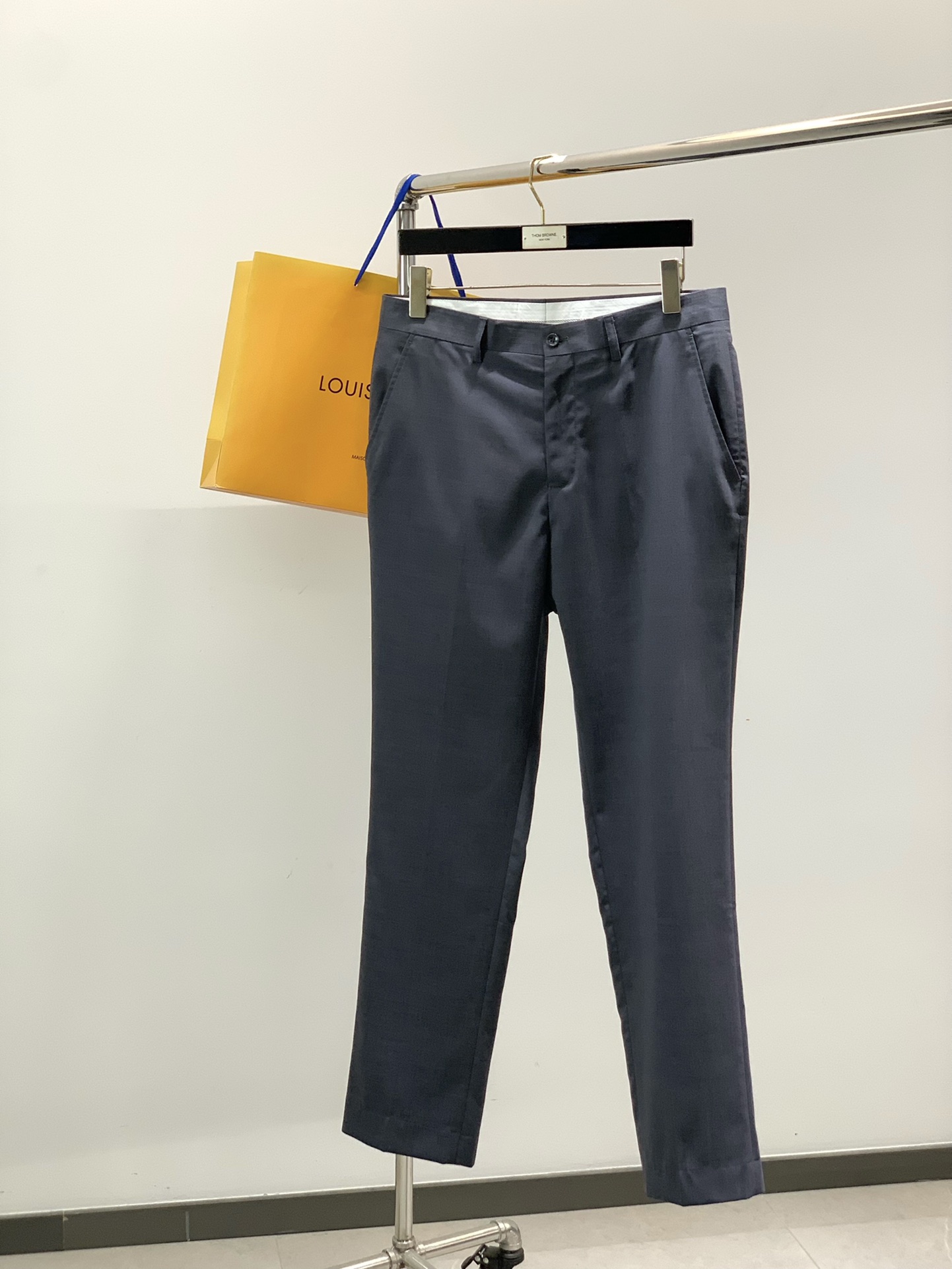 NO:646416,, LouisVuitton Louis Vuitton, the latest autumn style, available at counters at the same time, original order, fashionable casual trousers, the upper body is very unique!  Eye-catching and bright, imported original fabrics, top-quality embossed letter pattern decoration Logo, original hardware accessories decoration, simple yet fashionable, classic atmosphere, comfortable and breathable, handsome and stylish upper body, 2 colors recommended, code number 32-38,, louis vuitton, louis vuitton, alexander wang19860909,LouisVuitton 路易威登,秋季最新款,专柜同步有售,原单狠货,时尚休闲西裤,上身很有特点！吸睛而有亮点,进口原版面料,顶级压纹工艺字母图案装饰Logo,原版五金辅料装饰,简单而不失时尚,经典大气,舒适透气,上身帅气有型,2色推荐,码数32-38,,louis vuitton,louis vuitton,alexander wang,Men's clothing