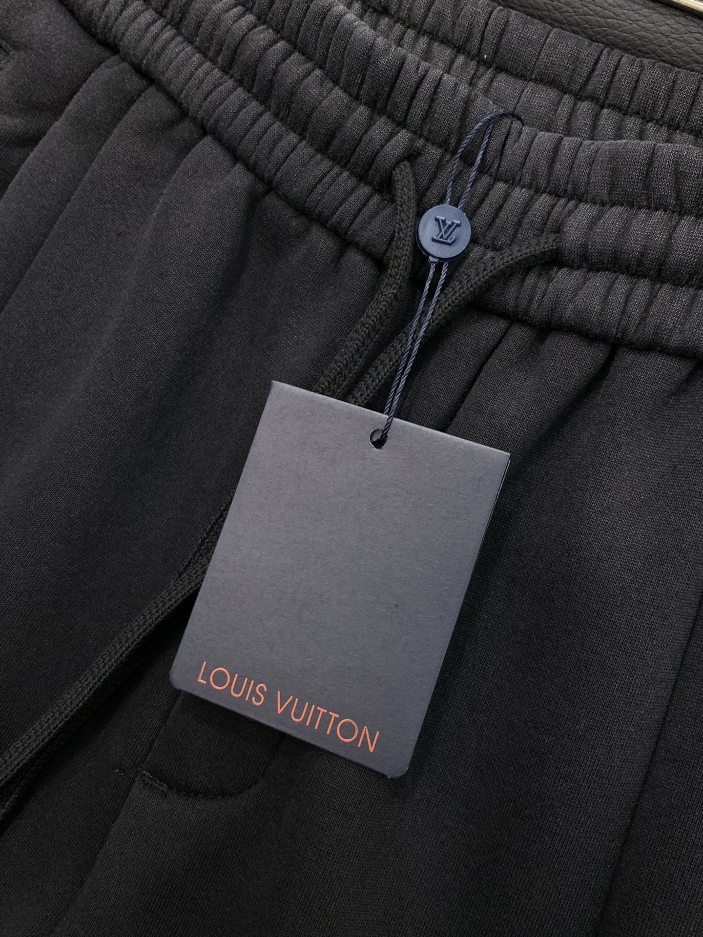 ，LouisVuitton 路易威登，2025冬季最新款，专柜同步有售，原单狠货，时尚休闲➕绒长裤，上身