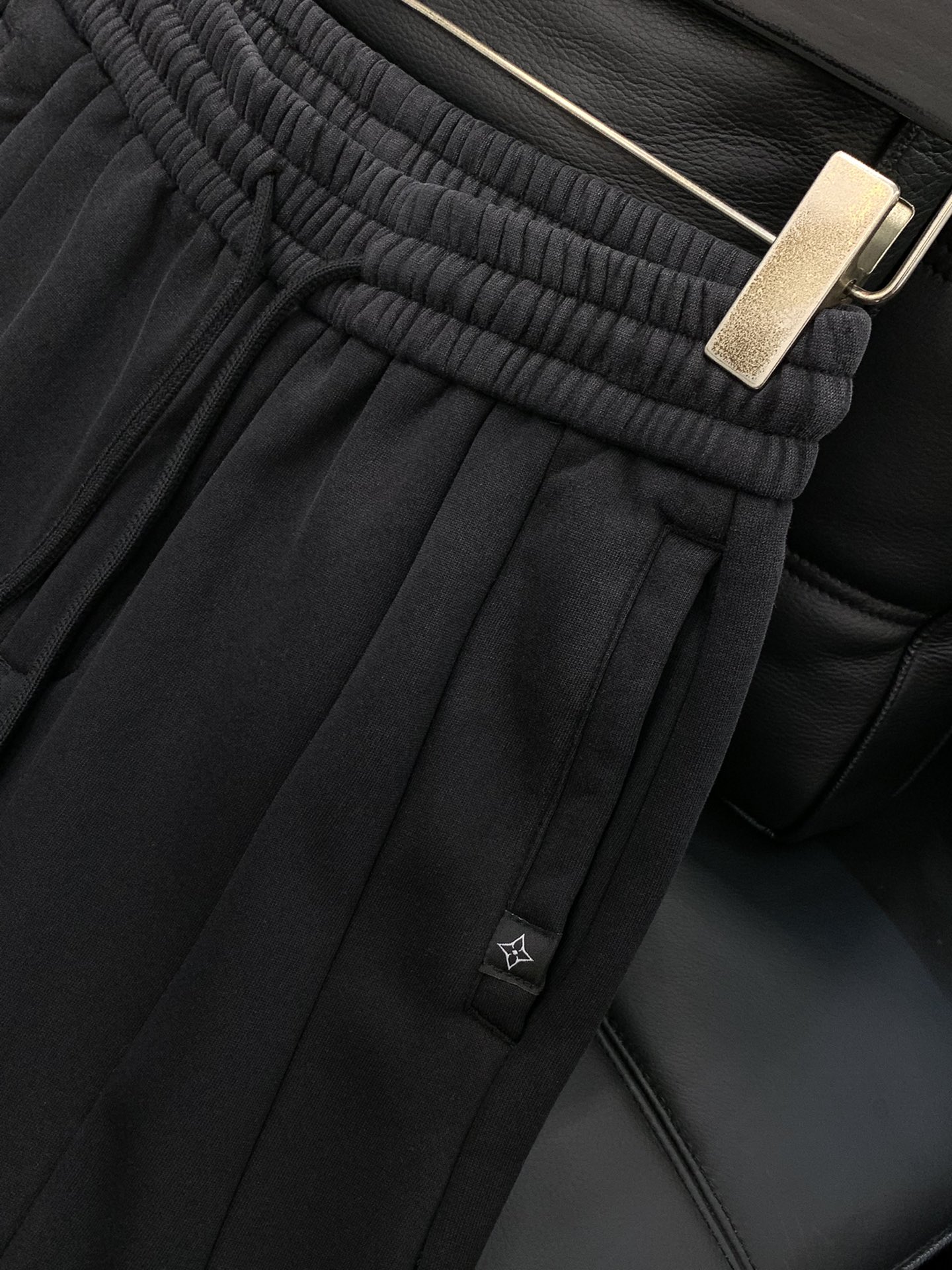 ，LouisVuitton 路易威登，2025冬季最新款，专柜同步有售，原单狠货，时尚休闲➕绒长裤，上身