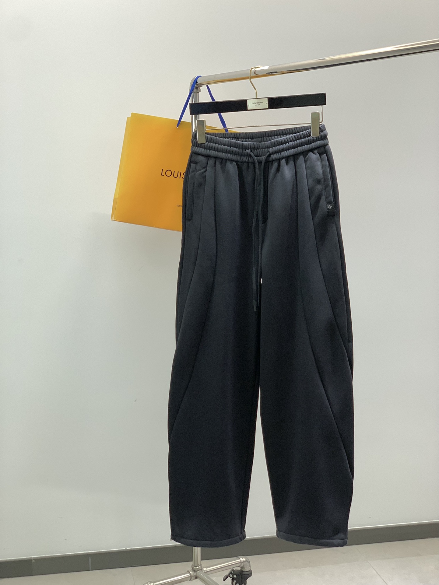 ，LouisVuitton 路易威登，2025冬季最新款，专柜同步有售，原单狠货，时尚休闲➕绒长裤，上身