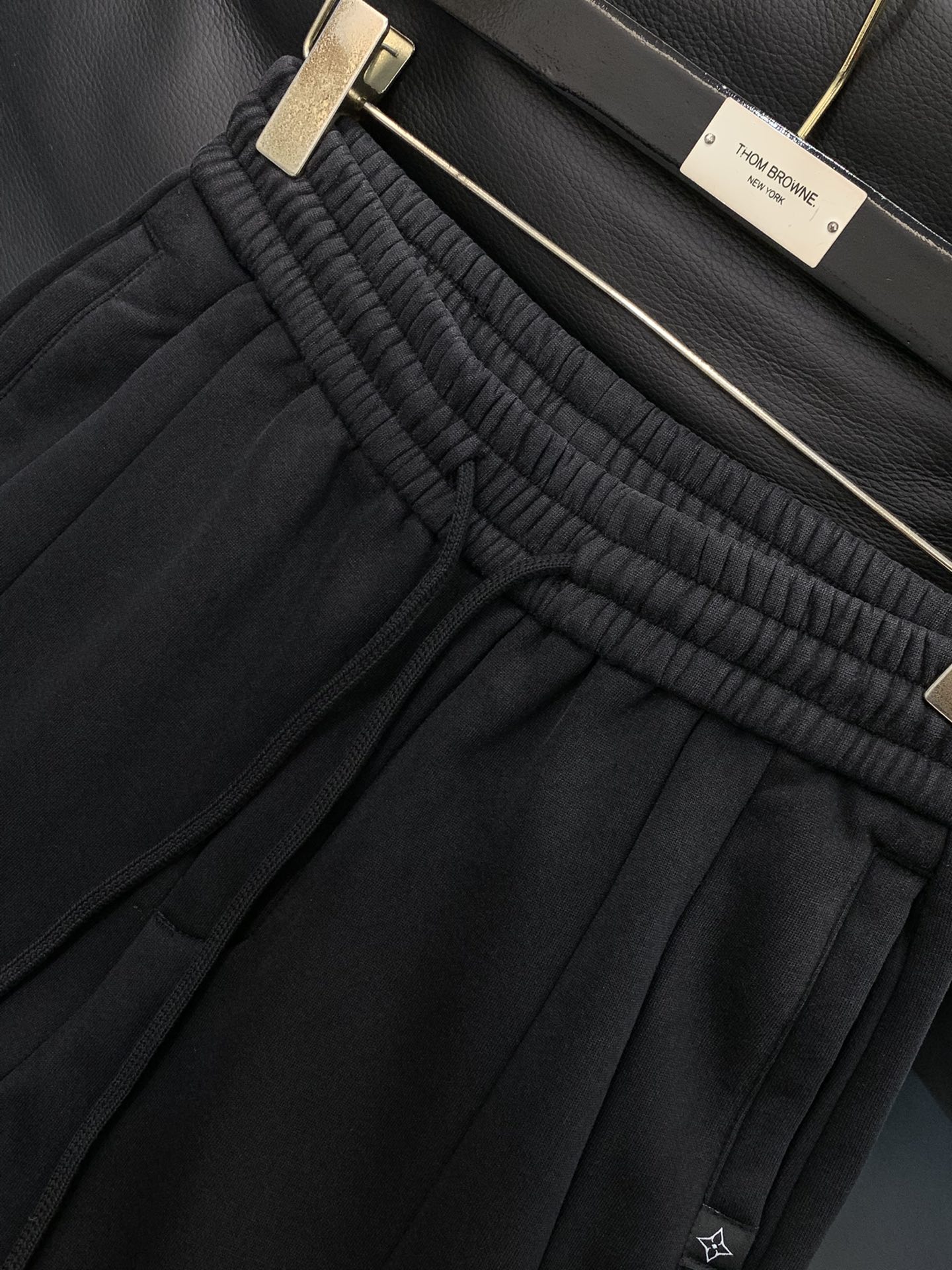 ，LouisVuitton 路易威登，2025冬季最新款，专柜同步有售，原单狠货，时尚休闲➕绒长裤，上身