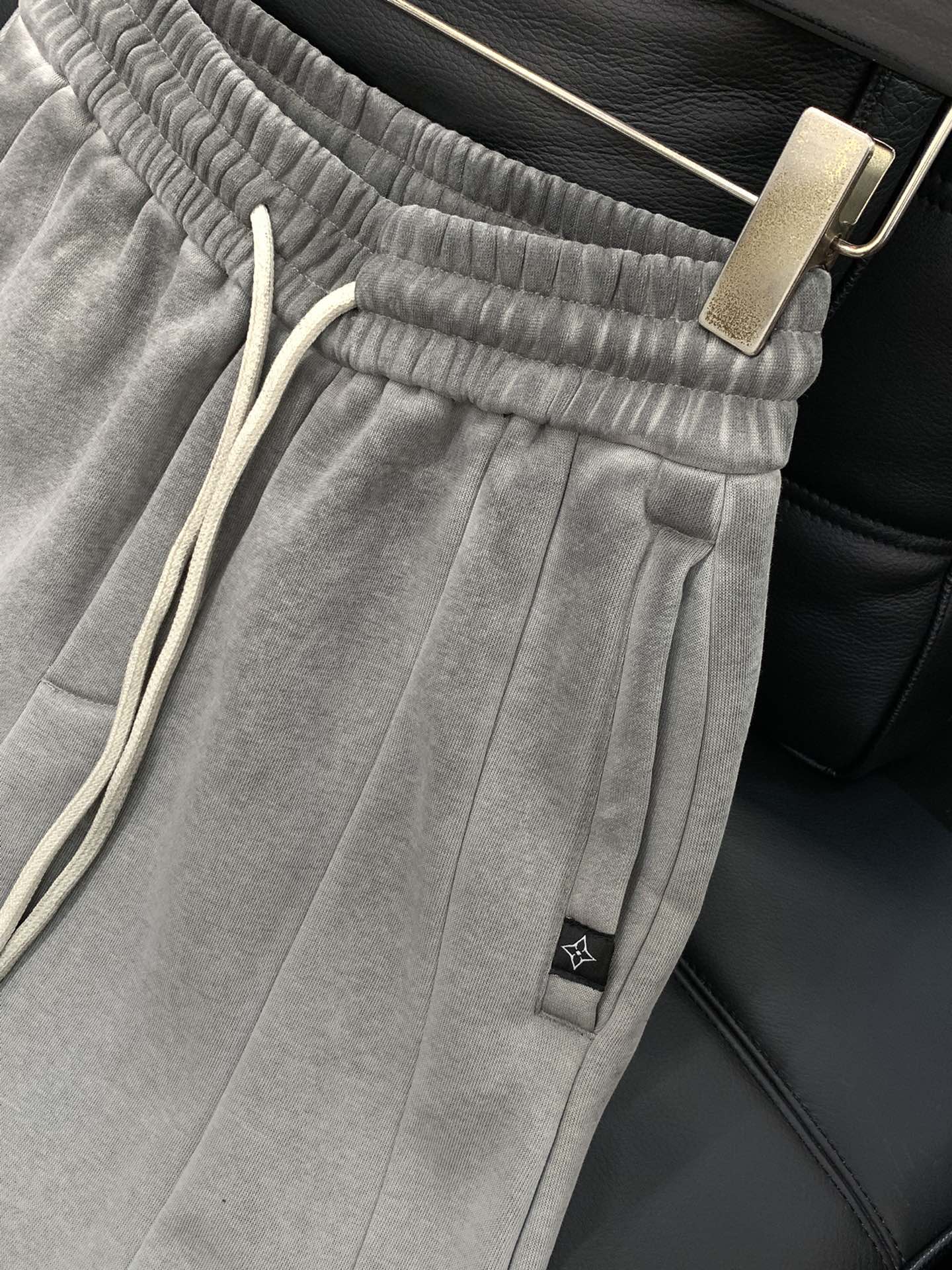 ，LouisVuitton 路易威登，2025冬季最新款，专柜同步有售，原单狠货，时尚休闲➕绒长裤，上身