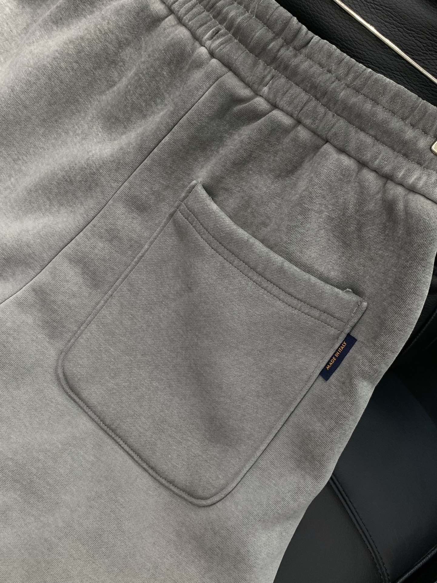 ，LouisVuitton 路易威登，2025冬季最新款，专柜同步有售，原单狠货，时尚休闲➕绒长裤，上身