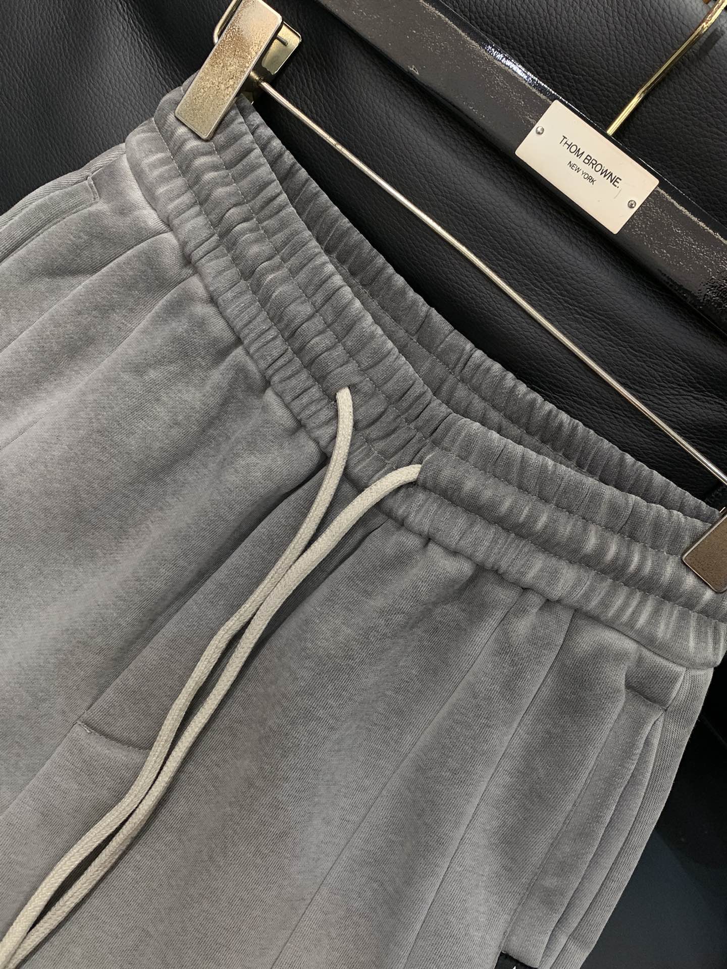 ，LouisVuitton 路易威登，2025冬季最新款，专柜同步有售，原单狠货，时尚休闲➕绒长裤，上身