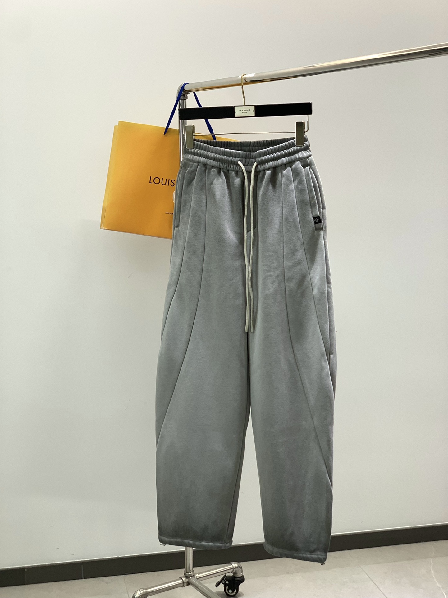 ，LouisVuitton 路易威登，2025冬季最新款，专柜同步有售，原单狠货，时尚休闲➕绒长裤，上身