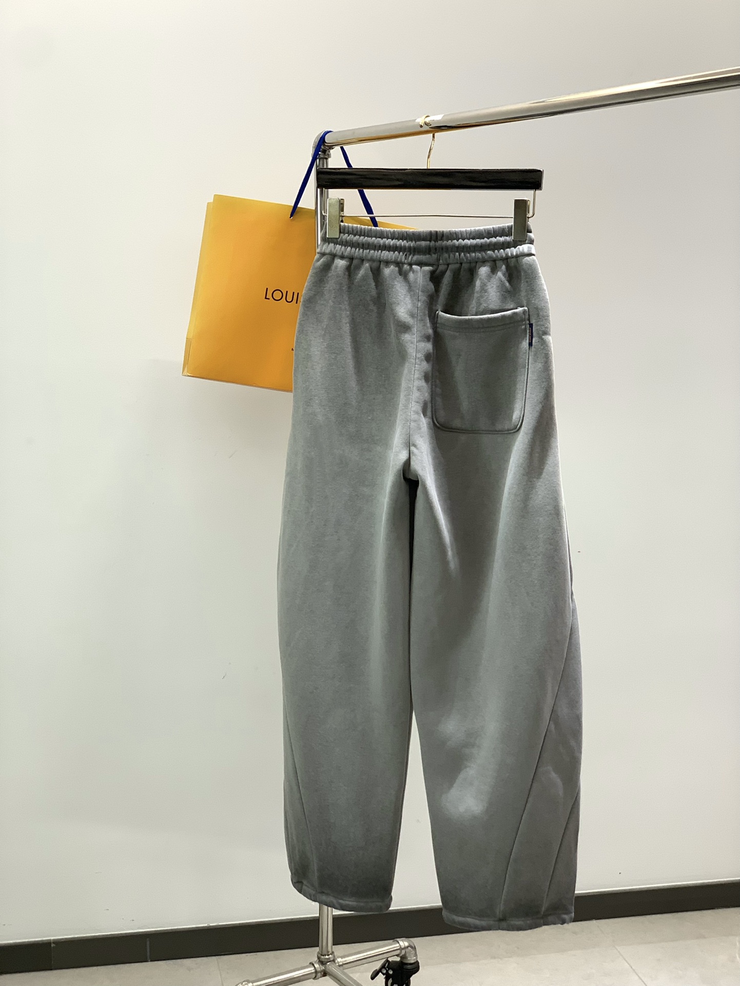 ，LouisVuitton 路易威登，2025冬季最新款，专柜同步有售，原单狠货，时尚休闲➕绒长裤，上身