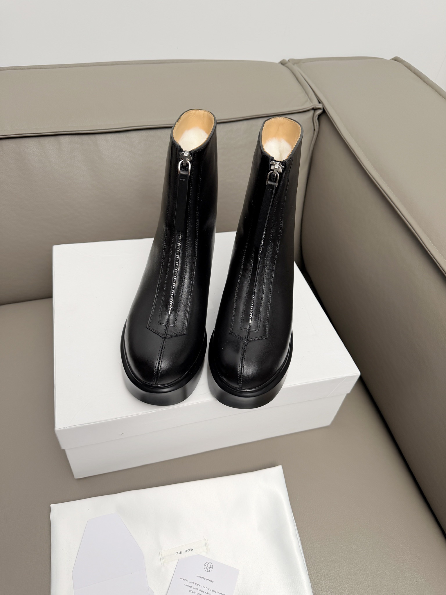 NO:616956,2025The.Row upgraded version Liu Wen's same top quality The Row autumn and winter classic thick-soled short boots. Liu Wen's same style, many celebrities have demonstrated the original purchase and top restoration. Original custom-made imported calf leather super soft mixed sheepskin lining for the upper. Front zipper design, simple and fashionable!  The upper foot is super comfortable and super pedicure-friendly. The open-molded sole is made of one-piece U-foam material, which is consistent with the original version, very light and soft!  Original matching. Size 35-40 41 can be customized and non-returnable, boots, cowhide, sheepskin198609092025The.Row升级版本刘雯同款顶级品质The Row秋冬经典厚底短靴.刘雯同款,超多明星示范原版购入 顶级还原.鞋面原版定制进口小牛皮超柔软混种羊皮内里垫脚.前拉链的设计,简约时髦！上脚超舒服超修脚.开模鞋底一体成型的U发泡材质,与原版一致很轻很软！原版配套.35-40 41码可定做不退换,靴子,boots,cowhide,sheepskin,Women's Shoes