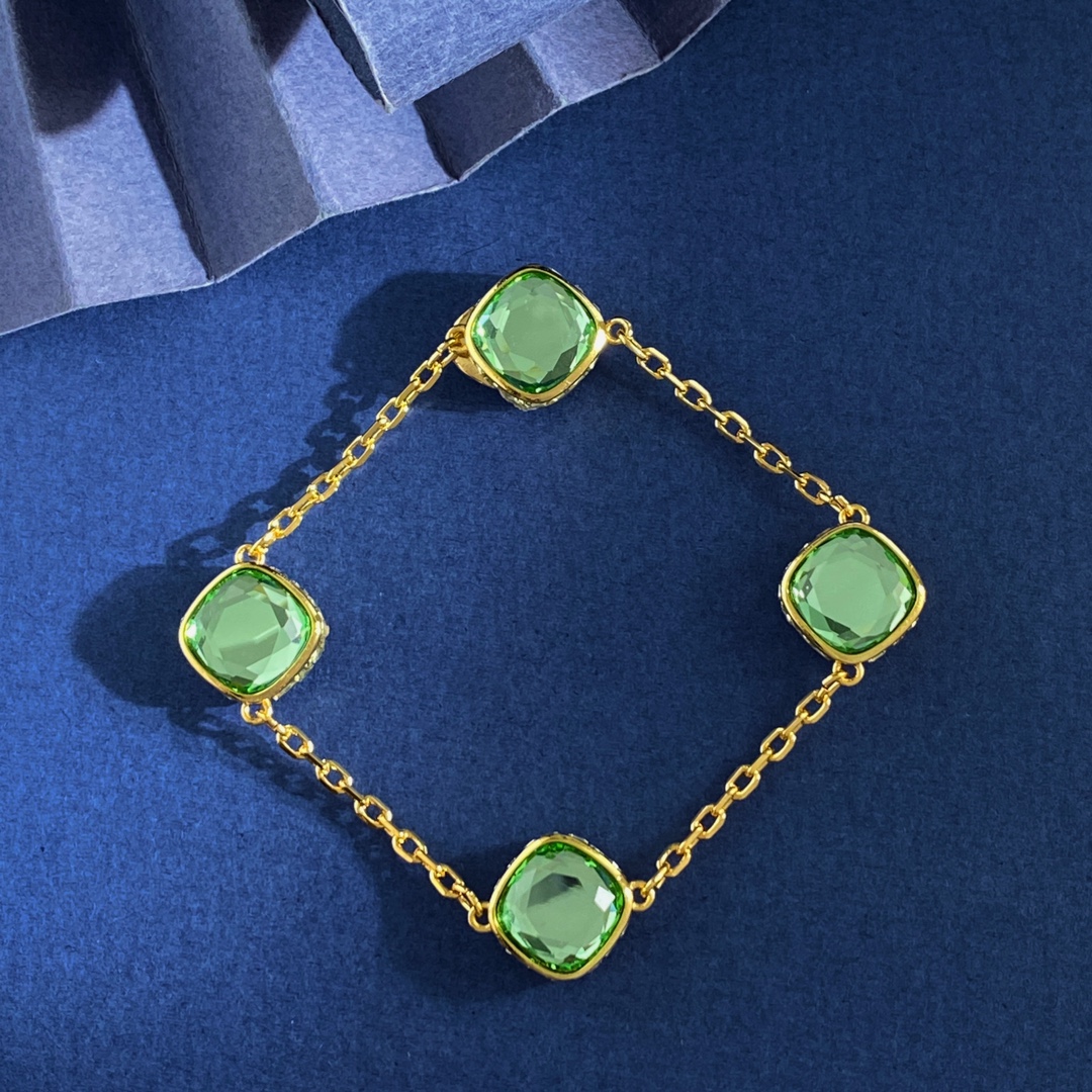 P150
施华洛世奇Chroma系列小清新多巴胺透明粉色面草绿面小方糖枕形八角切割双面色彩设计四钻磁吸扣手链 黄铜材料