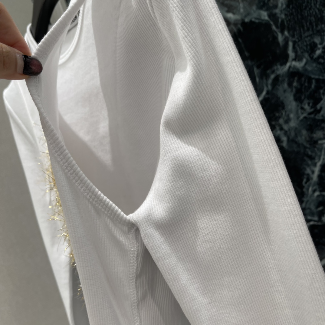 AC 25秋冬新款 假两件长袖T恤 正面金色Logo超有辨识度计 简约设计融合北欧极简风 随便搭配牛仔裤