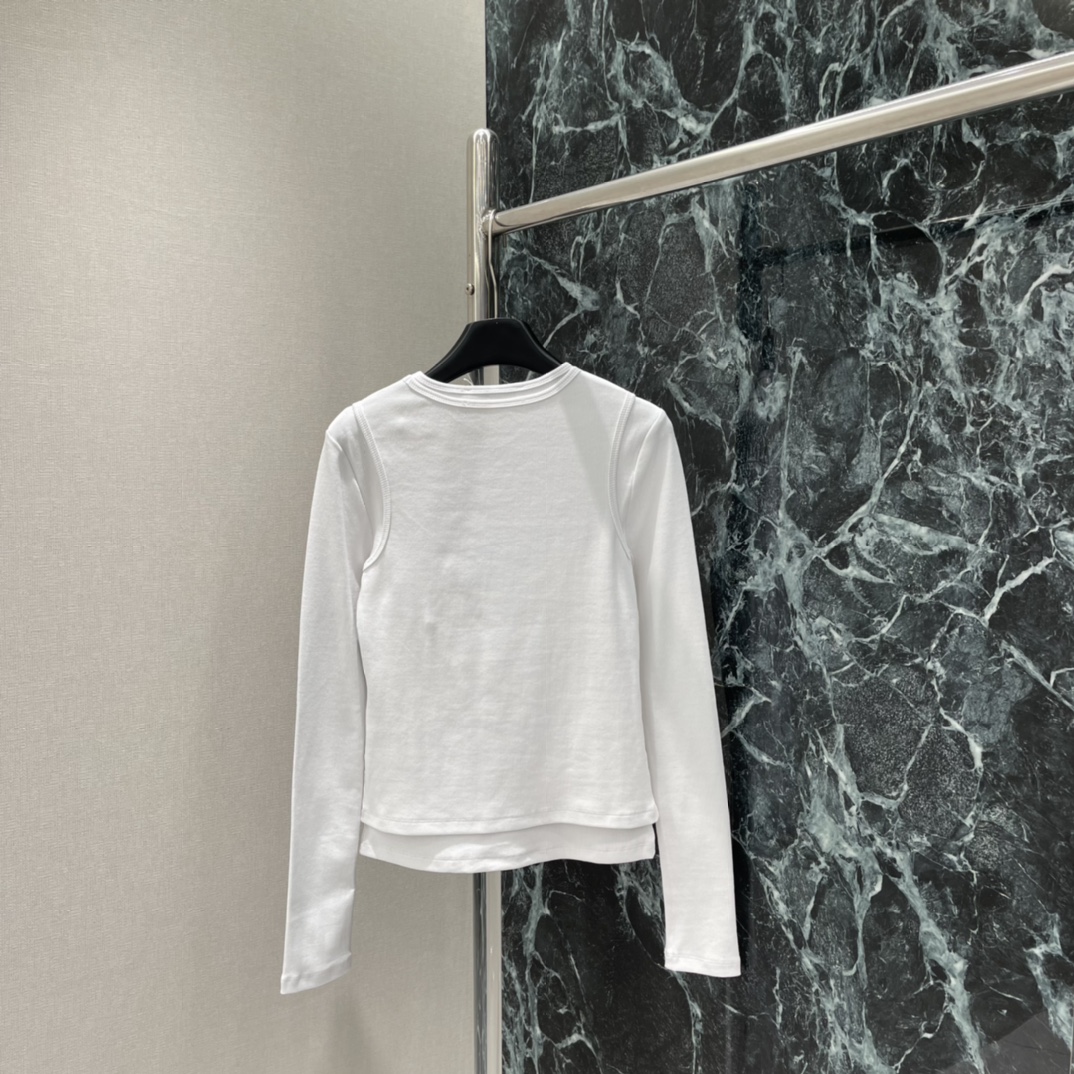 AC 25秋冬新款 假两件长袖T恤 正面金色Logo超有辨识度计 简约设计融合北欧极简风 随便搭配牛仔裤