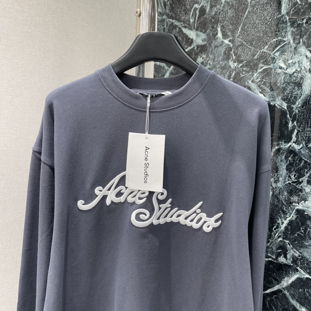 AC 25秋冬新款 刺绣长袖T恤 胸前浮雕刺绣 Logo超有辨识度，低调又有质感计。宽松版型，穿着舒适，