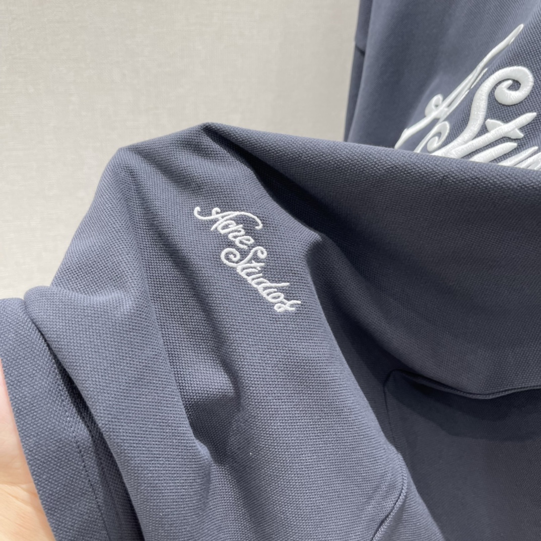 AC 25秋冬新款 刺绣长袖T恤 胸前浮雕刺绣 Logo超有辨识度，低调又有质感计。宽松版型，穿着舒适，