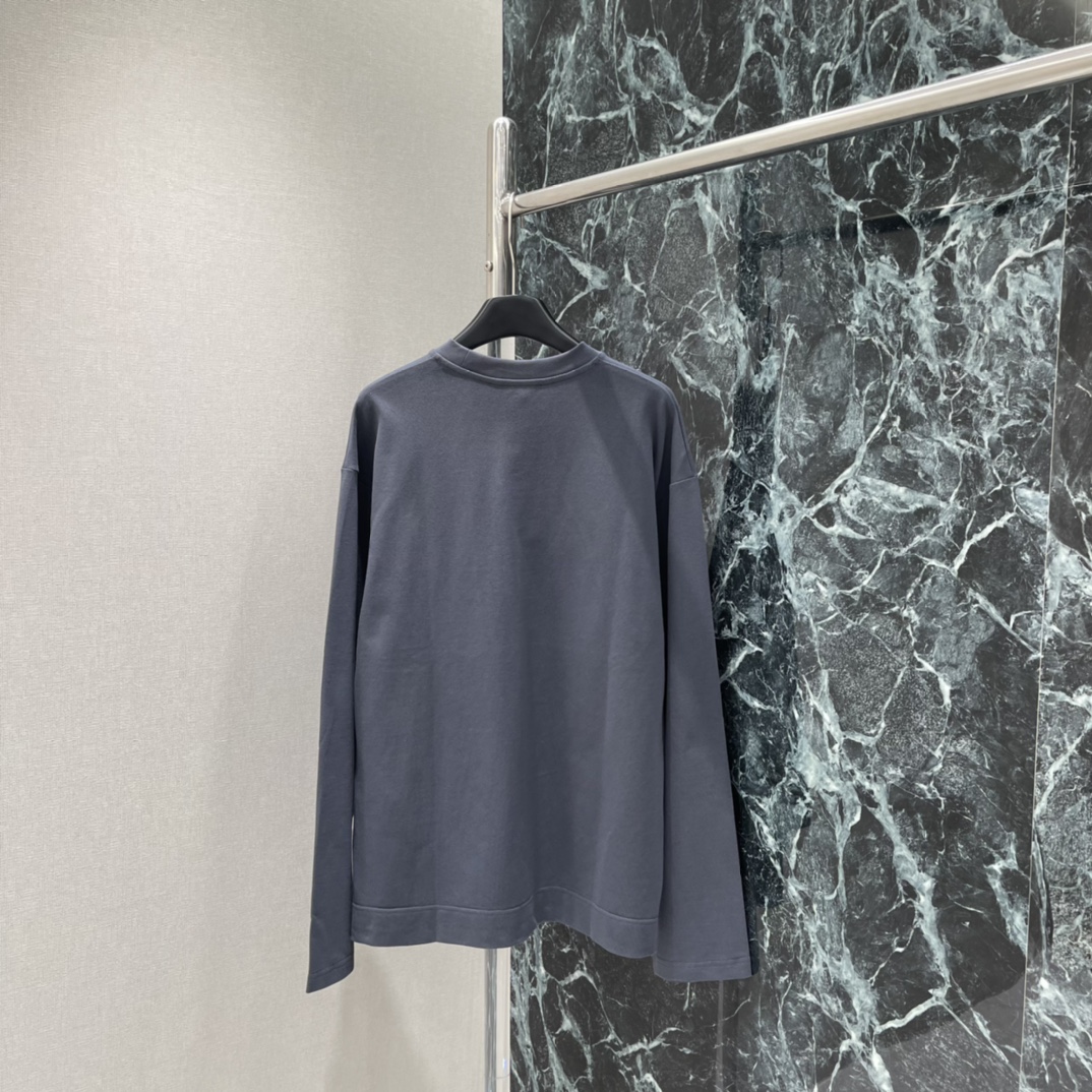 AC 25秋冬新款 刺绣长袖T恤 胸前浮雕刺绣 Logo超有辨识度，低调又有质感计。宽松版型，穿着舒适，