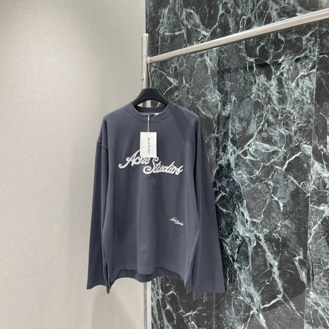 AC 25秋冬新款 刺绣长袖T恤 胸前浮雕刺绣 Logo超有辨识度，低调又有质感计。宽松版型，穿着舒适，