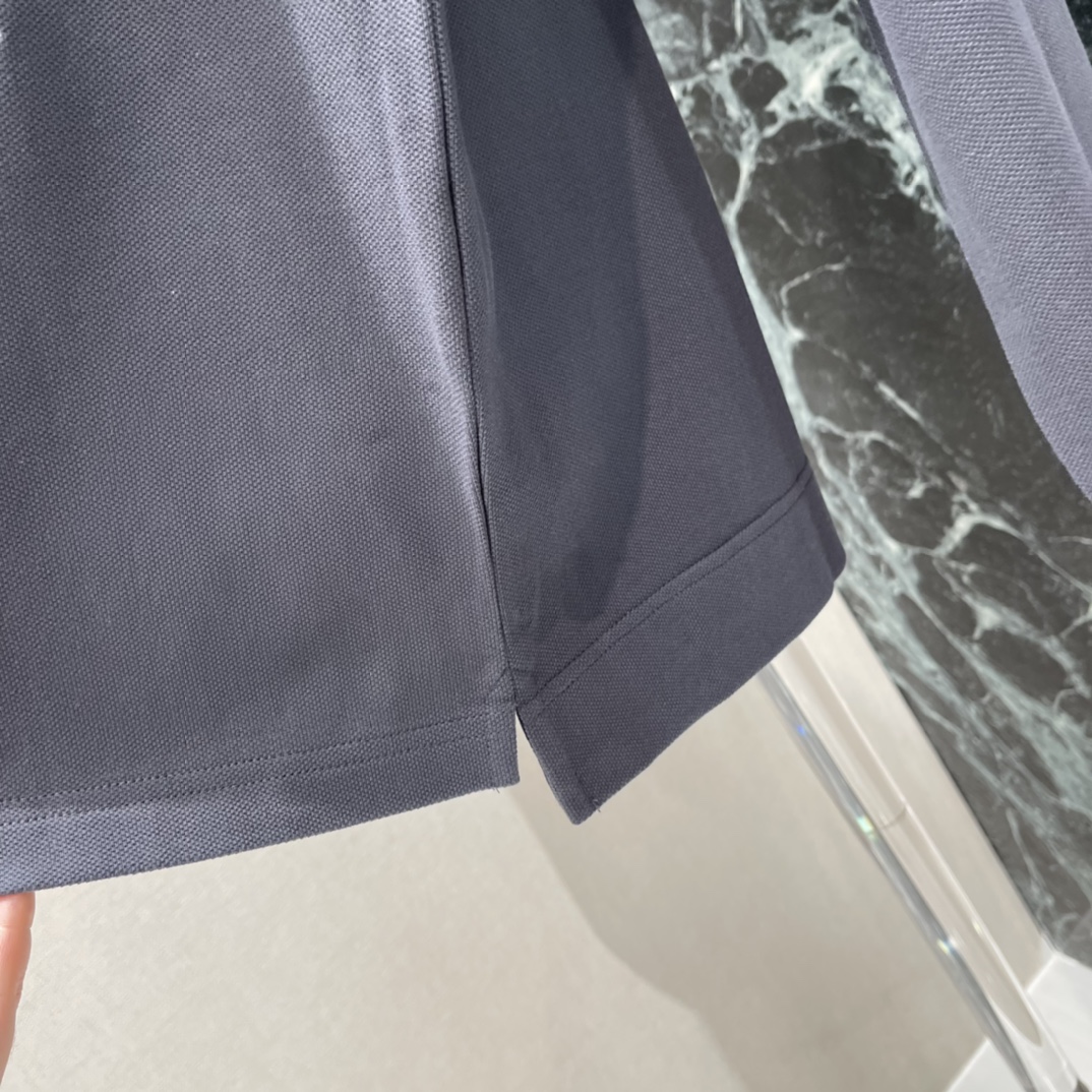 AC 25秋冬新款 刺绣长袖T恤 胸前浮雕刺绣 Logo超有辨识度，低调又有质感计。宽松版型，穿着舒适，