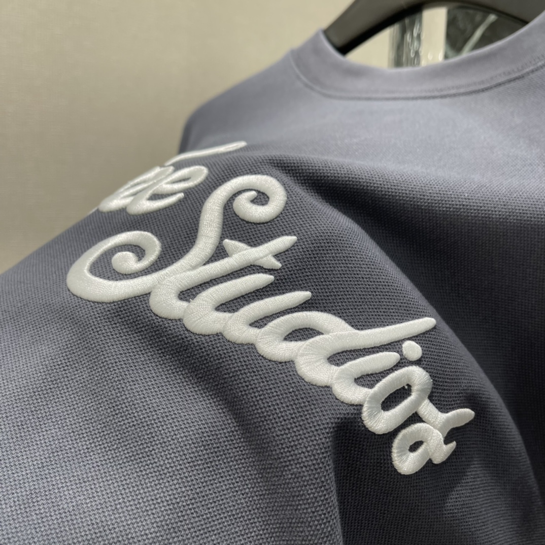 AC 25秋冬新款 刺绣长袖T恤 胸前浮雕刺绣 Logo超有辨识度，低调又有质感计。宽松版型，穿着舒适，