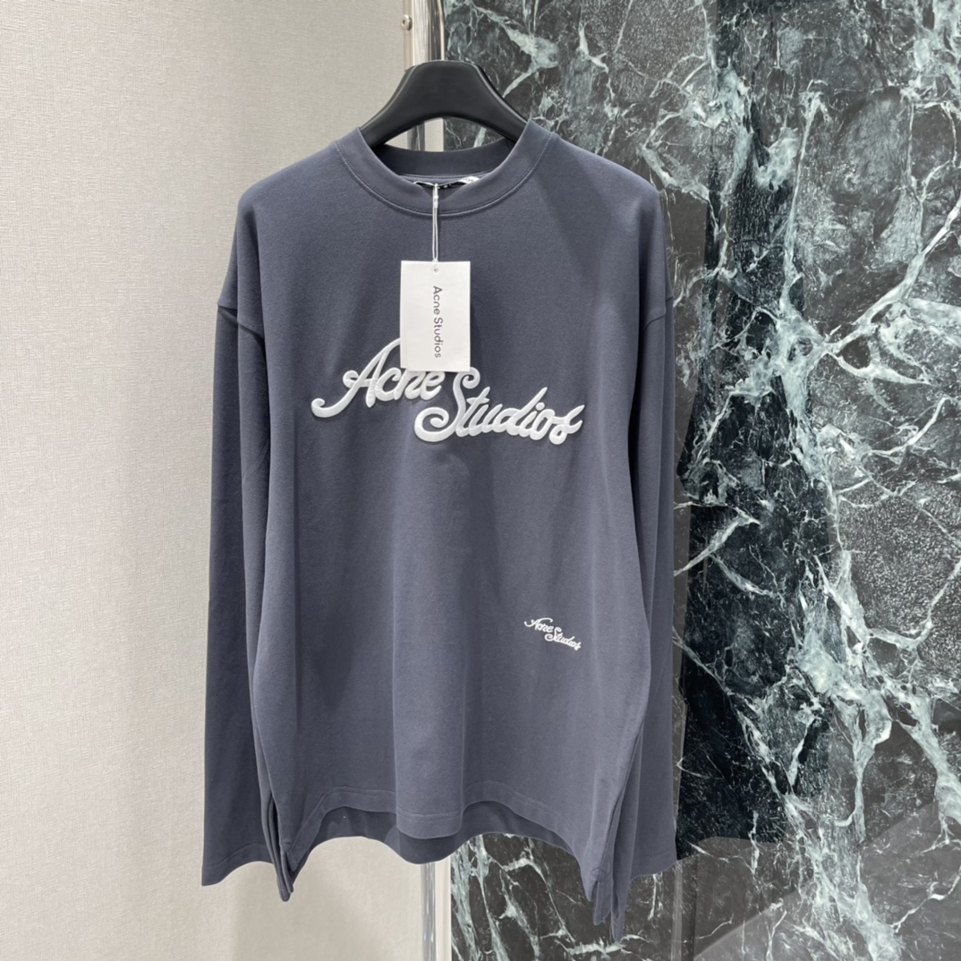 AC 25秋冬新款 刺绣长袖T恤 胸前浮雕刺绣 Logo超有辨识度，低调又有质感计。宽松版型，穿着舒适，
