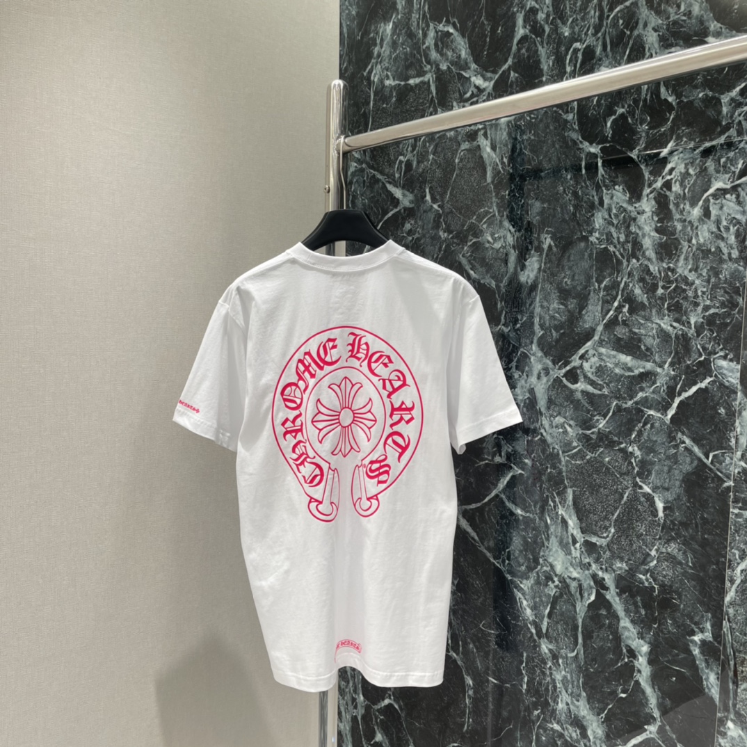 克罗心 25秋冬新款 梵文印花短袖T恤 正面与背面都有品牌标志和哥特字体梵文印花 街头感十足计 日常休闲