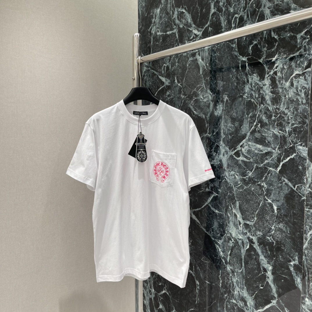 克罗心 25秋冬新款 梵文印花短袖T恤 正面与背面都有品牌标志和哥特字体梵文印花 街头感十足计 日常休闲