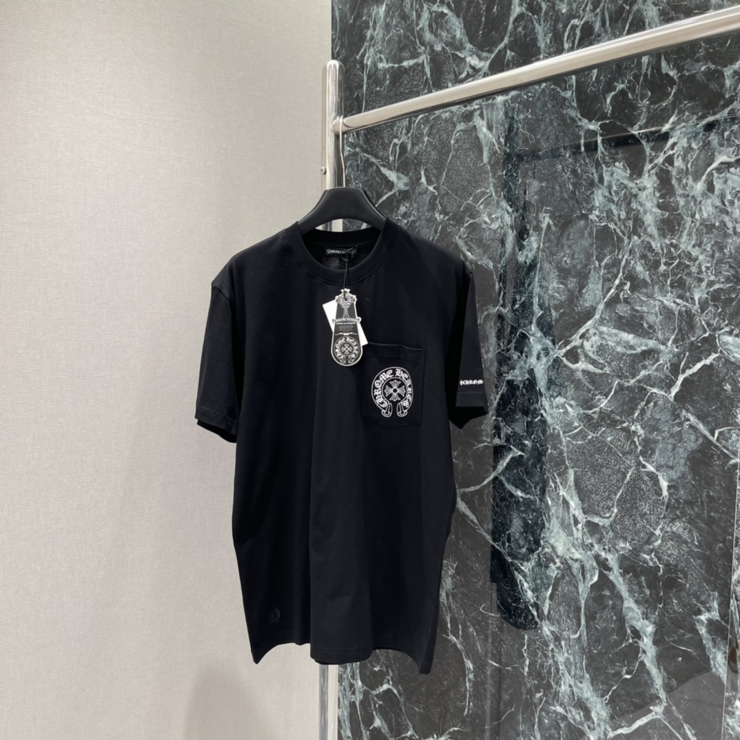 克罗心 25秋冬新款 梵文印花短袖T恤 正面与背面都有品牌标志和哥特字体梵文印花 街头感十足计 日常休闲