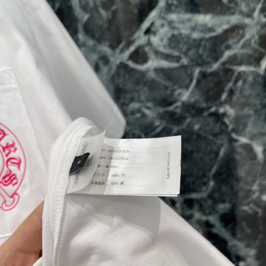 克罗心 25秋冬新款 梵文印花短袖T恤 正面与背面都有品牌标志和哥特字体梵文印花 街头感十足计 日常休闲