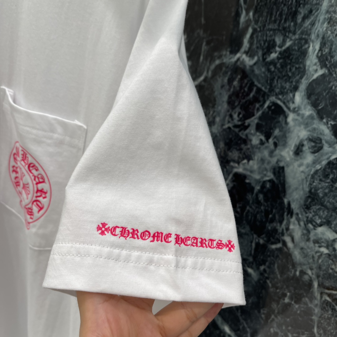 克罗心 25秋冬新款 梵文印花短袖T恤 正面与背面都有品牌标志和哥特字体梵文印花 街头感十足计 日常休闲