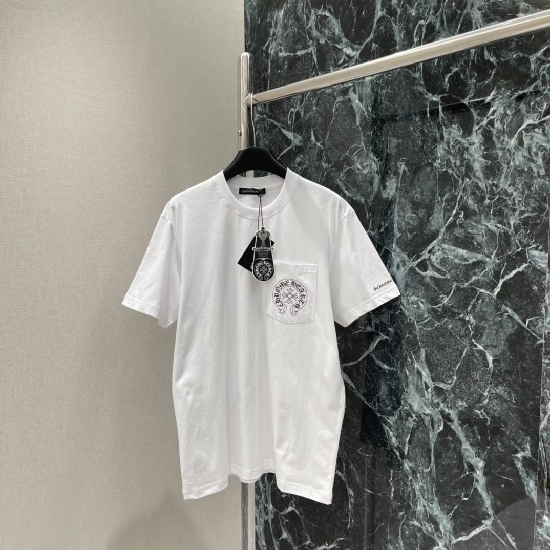 克罗心 25秋冬新款 梵文印花短袖T恤 正面与背面都有品牌标志和哥特字体梵文印花 街头感十足计 日常休闲