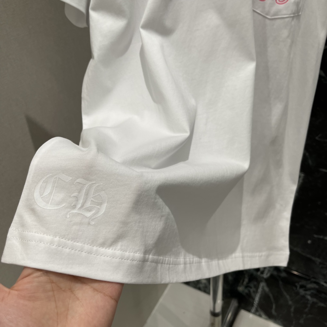 克罗心 25秋冬新款 梵文印花短袖T恤 正面与背面都有品牌标志和哥特字体梵文印花 街头感十足计 日常休闲