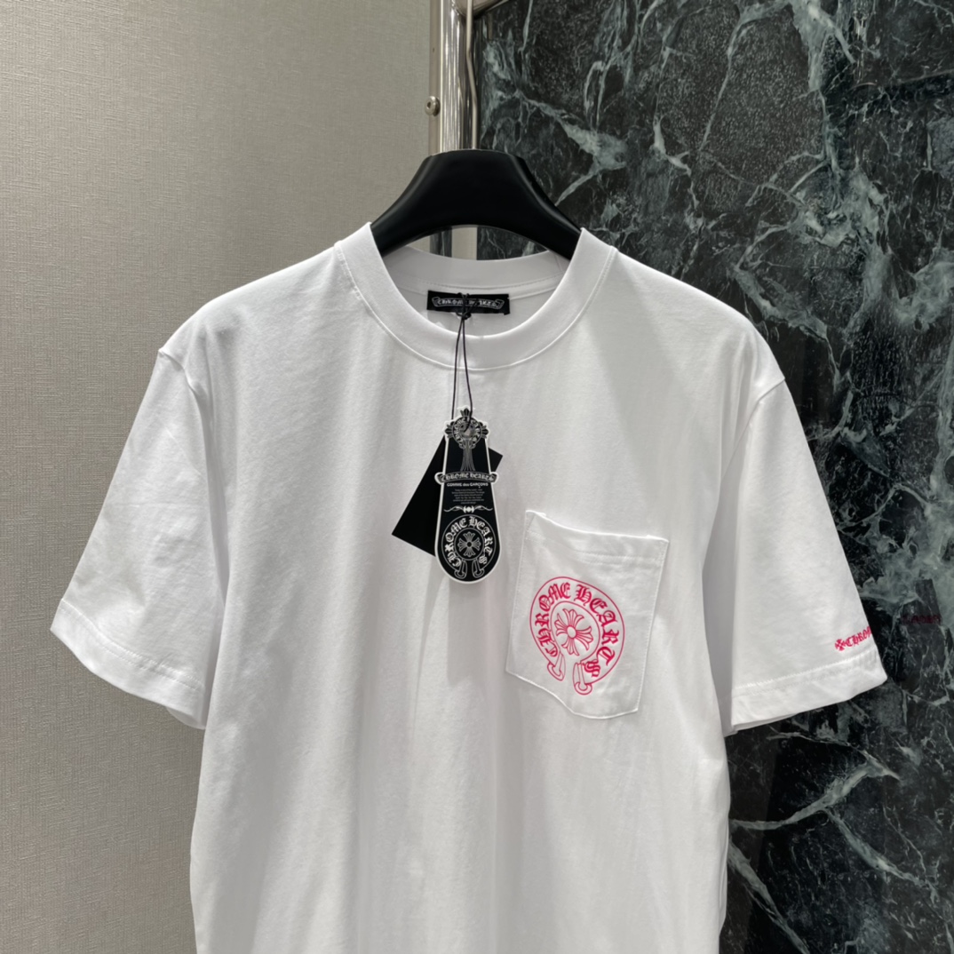 克罗心 25秋冬新款 梵文印花短袖T恤 正面与背面都有品牌标志和哥特字体梵文印花 街头感十足计 日常休闲