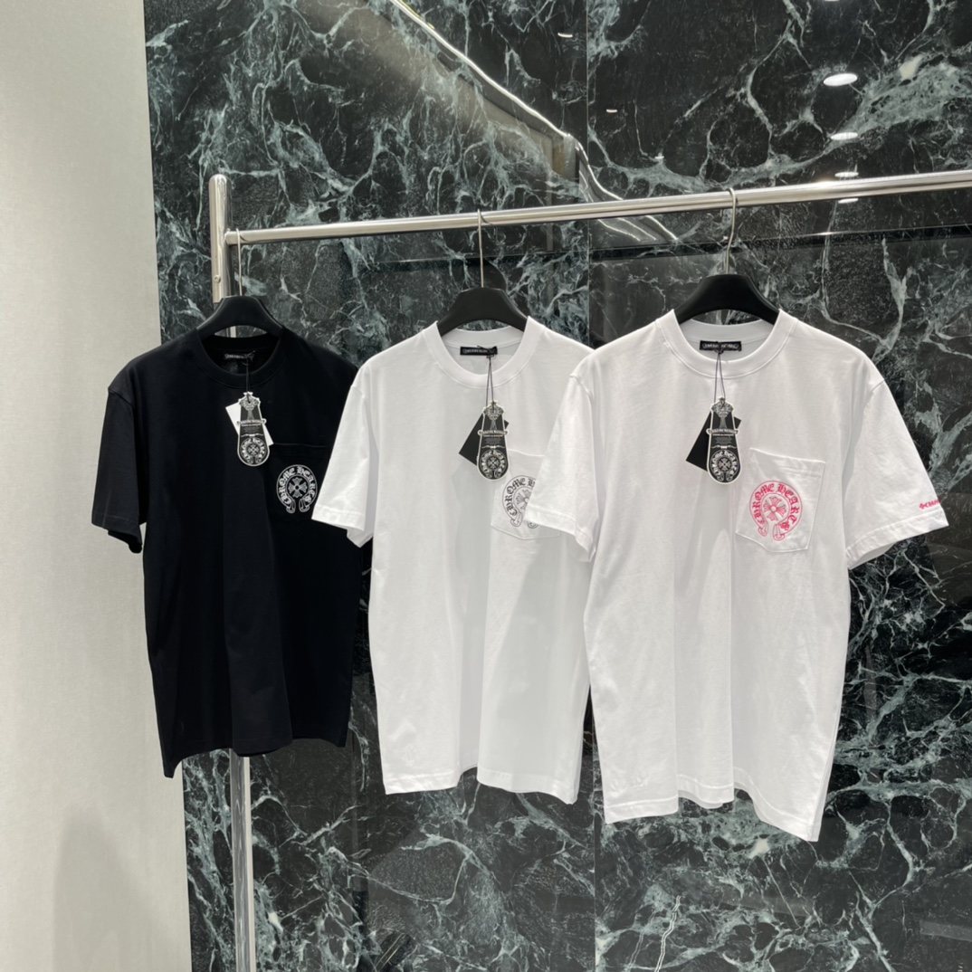 克罗心 25秋冬新款 梵文印花短袖T恤 正面与背面都有品牌标志和哥特字体梵文印花 街头感十足计 日常休闲