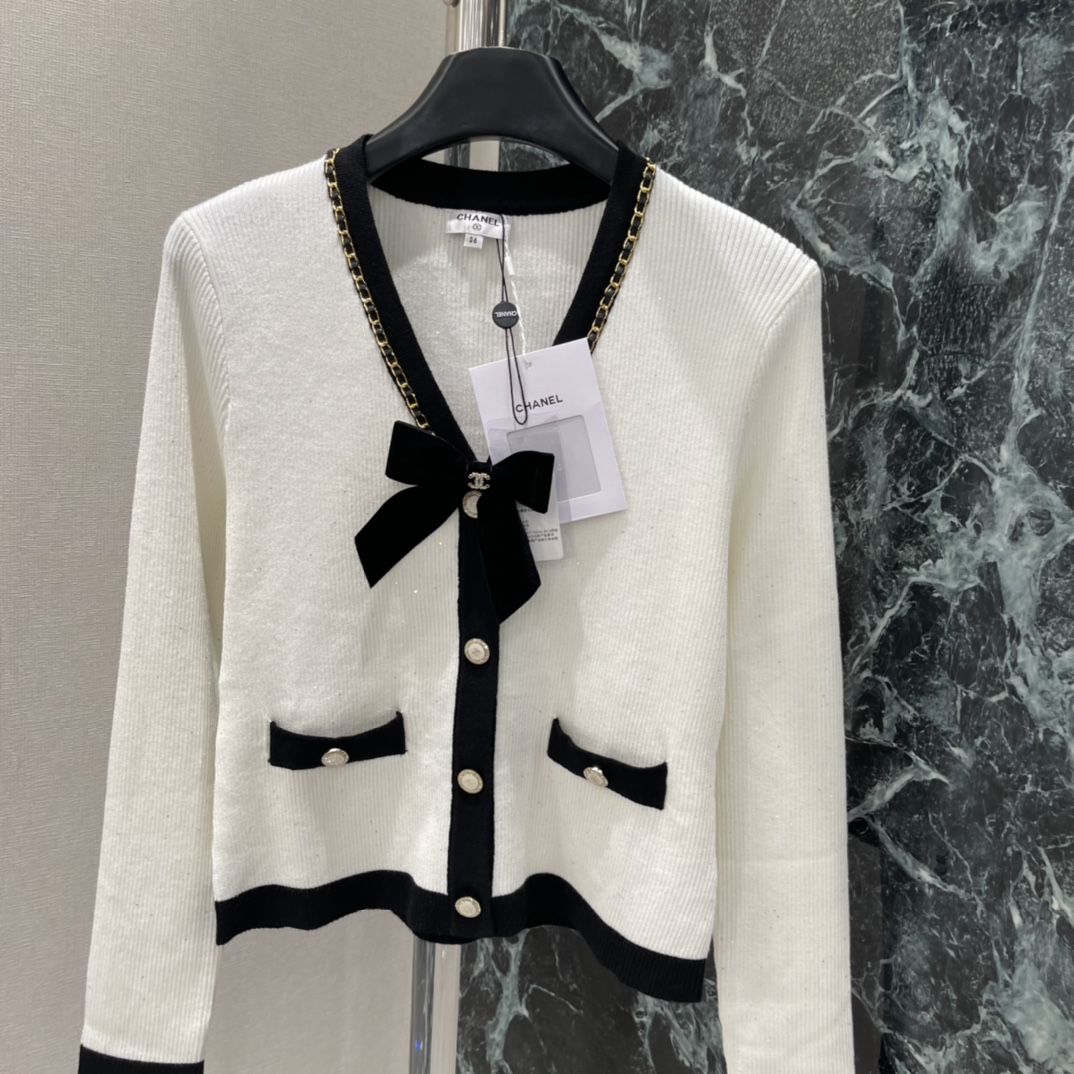 小香 25秋冬新款 链条蝴蝶结针织开衫 经典黑白配色+金色链条优雅精致感拉满 V领+黑色镶边，法式氛围感