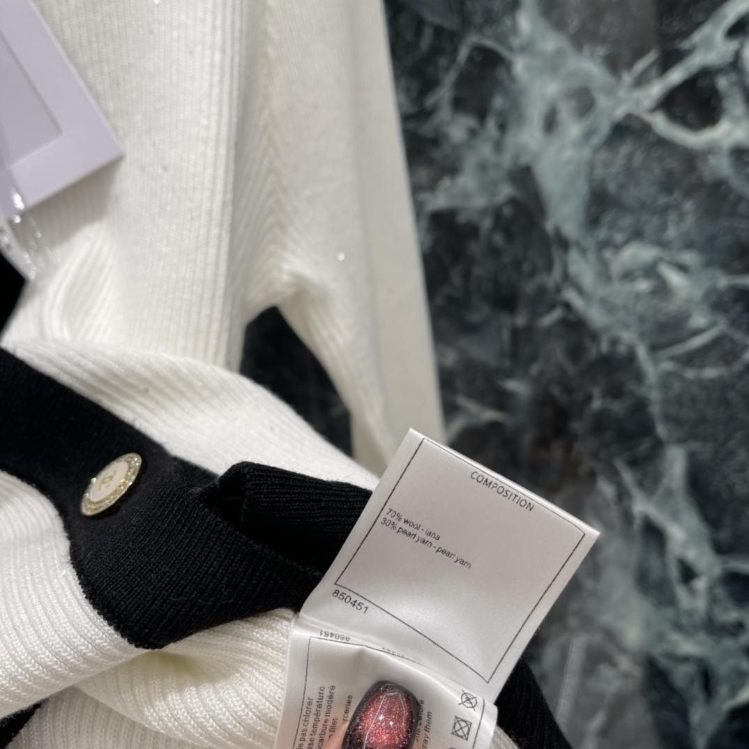 小香 25秋冬新款 链条蝴蝶结针织开衫 经典黑白配色+金色链条优雅精致感拉满 V领+黑色镶边，法式氛围感