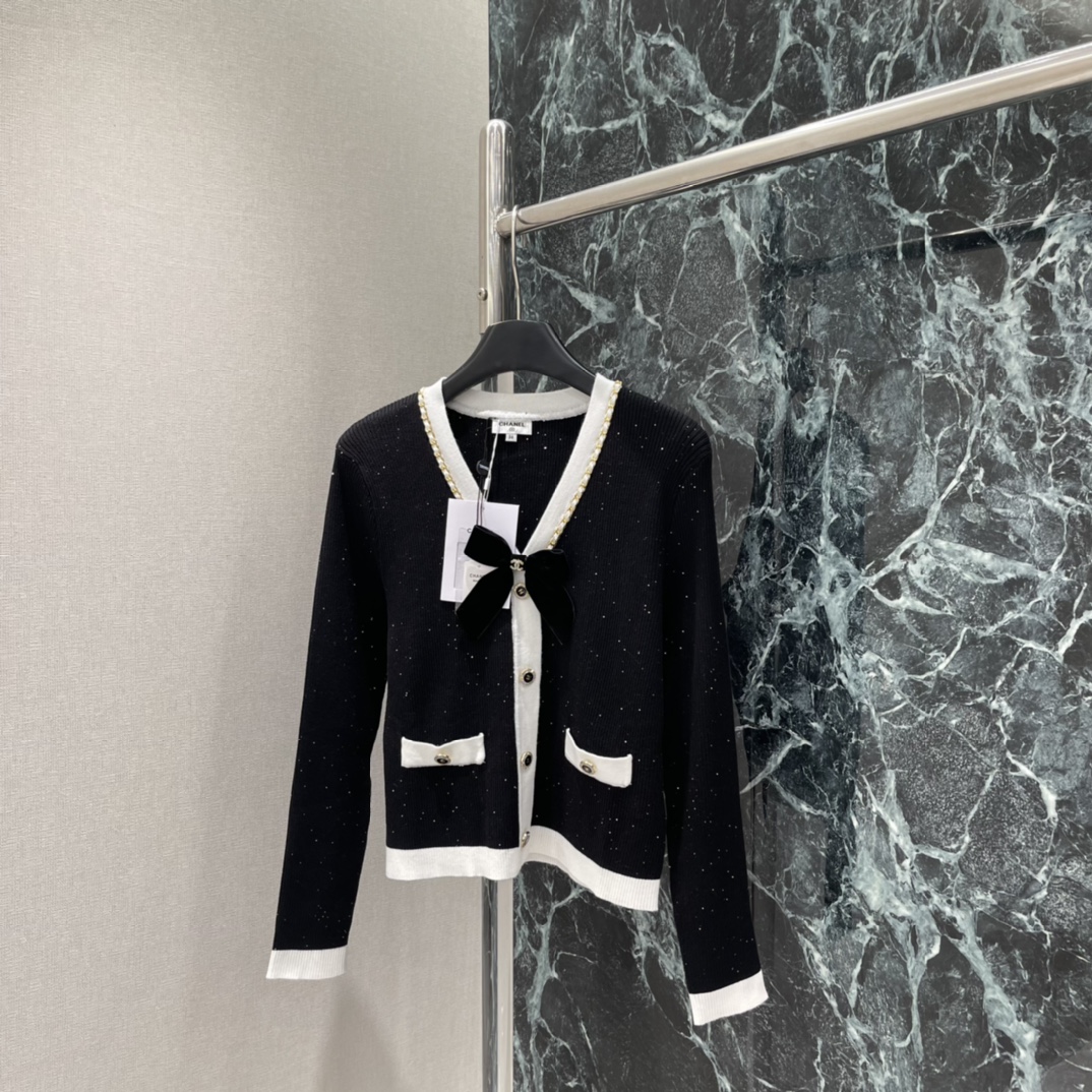 小香 25秋冬新款 链条蝴蝶结针织开衫 经典黑白配色+金色链条优雅精致感拉满 V领+黑色镶边，法式氛围感