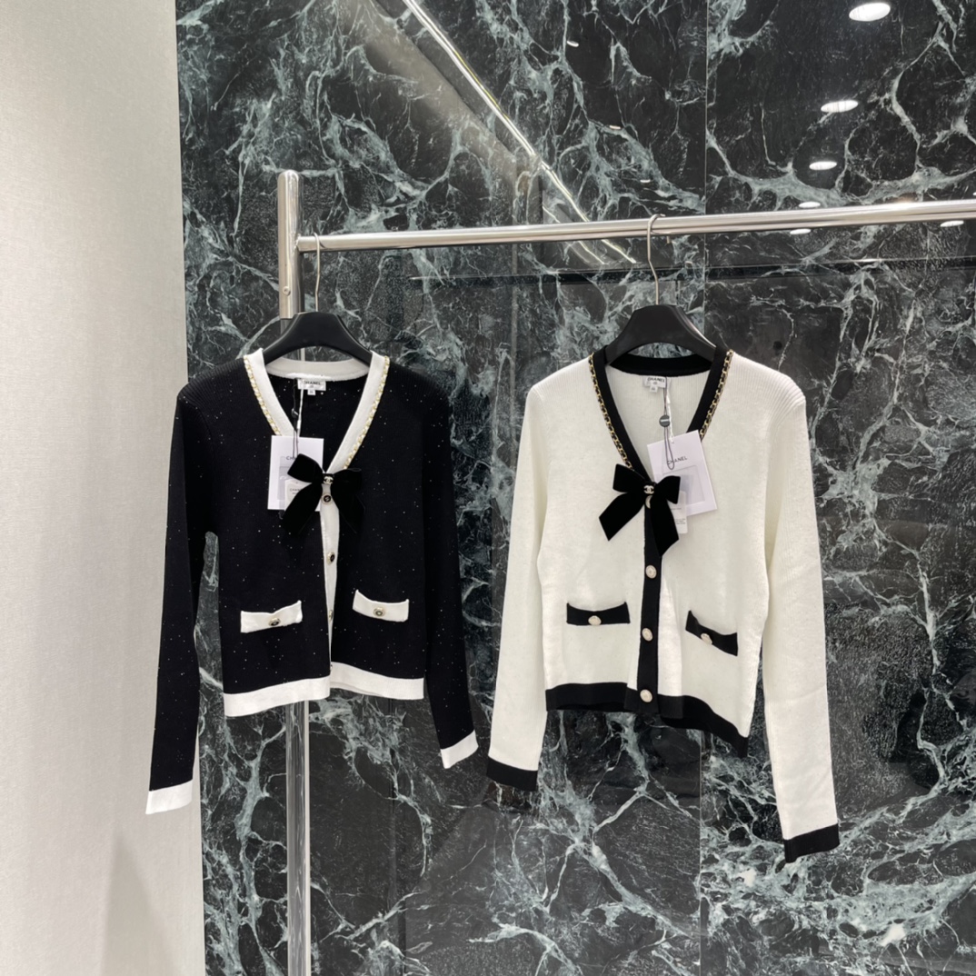 小香 25秋冬新款 链条蝴蝶结针织开衫 经典黑白配色+金色链条优雅精致感拉满 V领+黑色镶边，法式氛围感