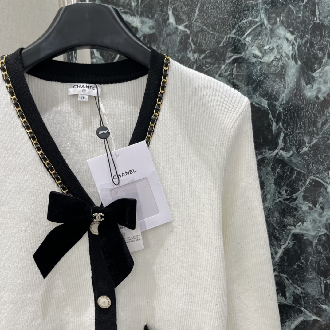 小香 25秋冬新款 链条蝴蝶结针织开衫 经典黑白配色+金色链条优雅精致感拉满 V领+黑色镶边，法式氛围感