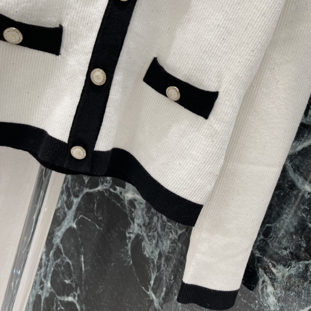 小香 25秋冬新款 链条蝴蝶结针织开衫 经典黑白配色+金色链条优雅精致感拉满 V领+黑色镶边，法式氛围感