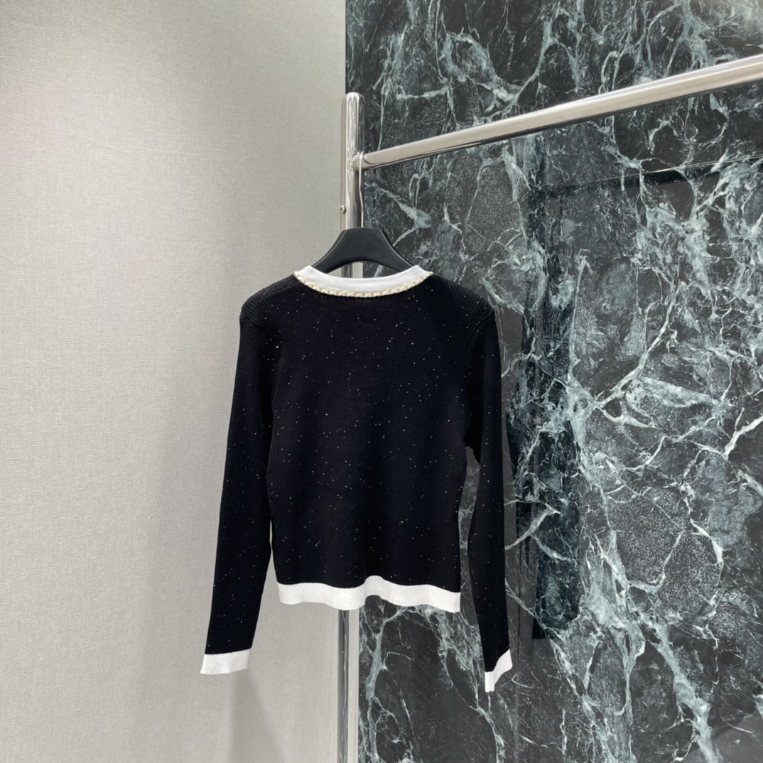 小香 25秋冬新款 链条蝴蝶结针织开衫 经典黑白配色+金色链条优雅精致感拉满 V领+黑色镶边，法式氛围感