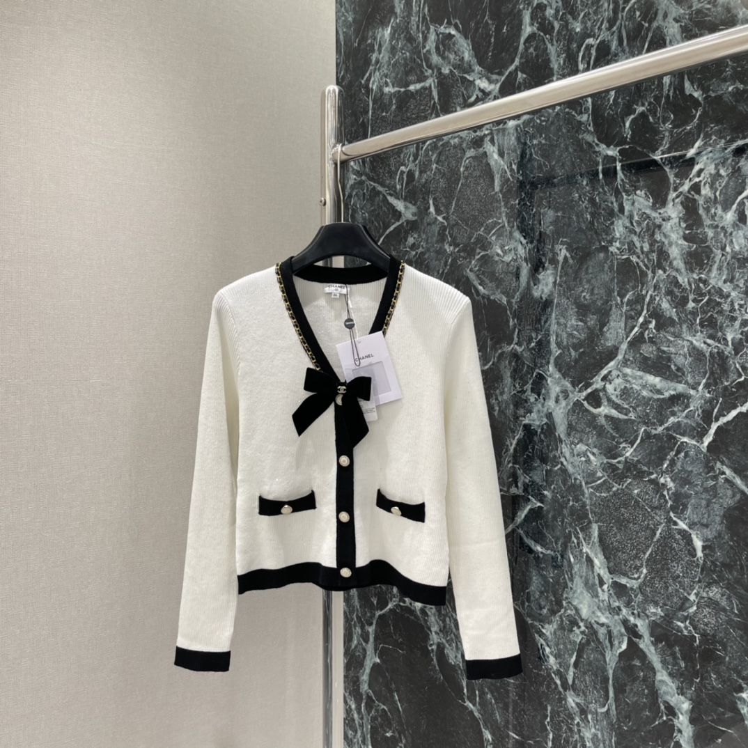 小香 25秋冬新款 链条蝴蝶结针织开衫 经典黑白配色+金色链条优雅精致感拉满 V领+黑色镶边，法式氛围感
